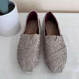 New TOMS Gold Crochet Slip-On Casual Loafers Women’s 5
